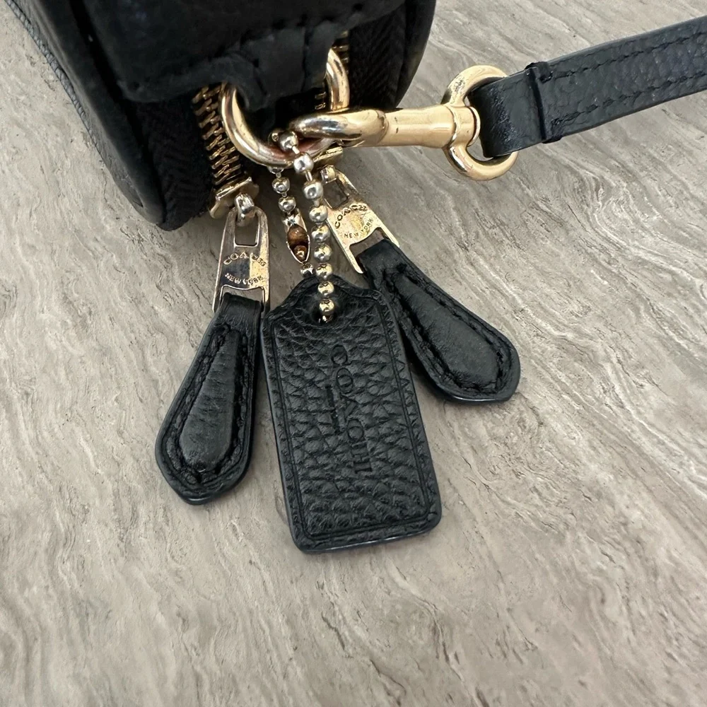 Coach Mini crossbody Bag black pebble leather. Adjustable strap, multiple pocket - Picture 5 of 15